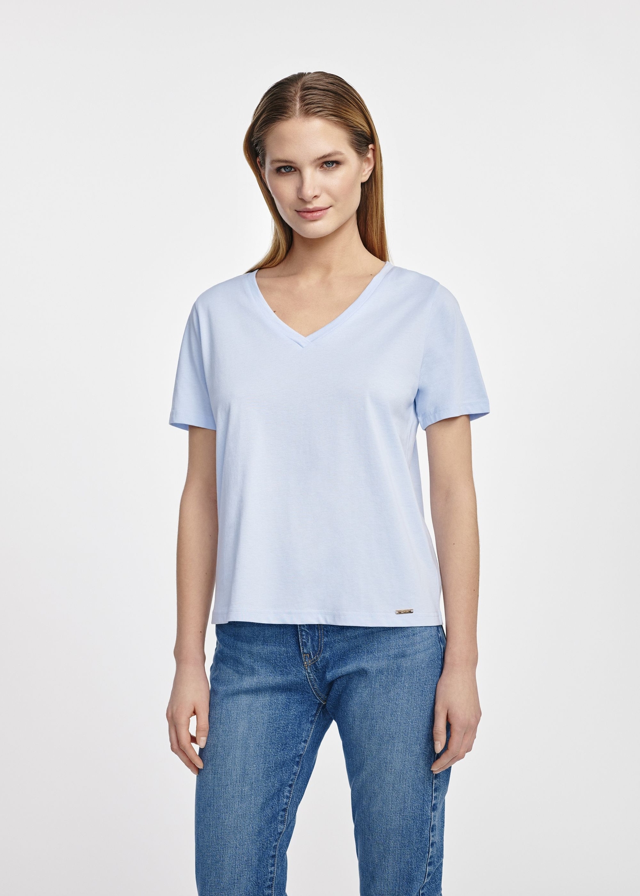 Błękitny t-shirt damski basic TSHDT-0120-60(W25), zdjęcie przodu na modelce na białym tle. Widoczna połowa sylwetki.