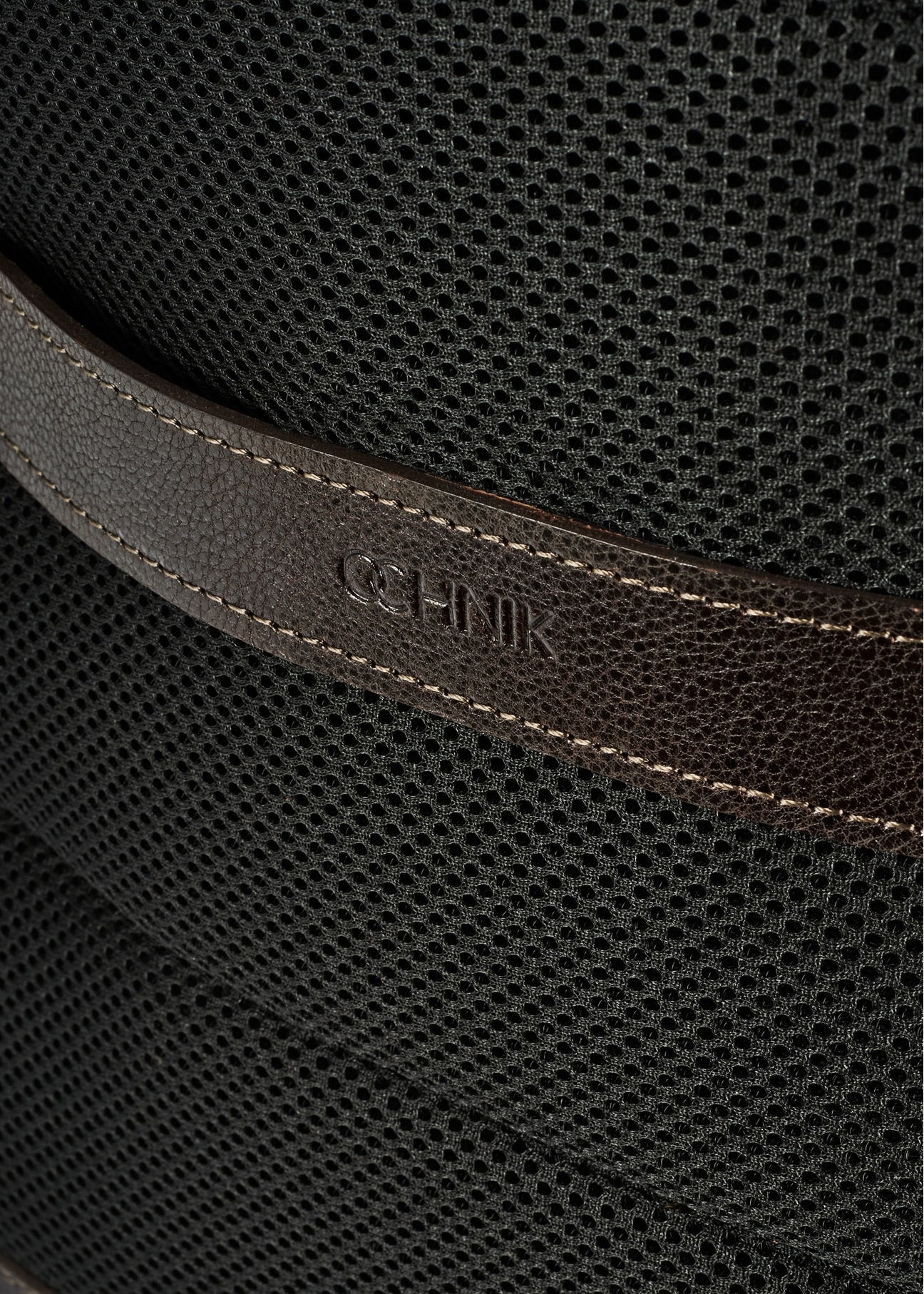 Skórzany brązowy plecak męski TORMS-0457-89(W25), zbliżenie na detal produktu, widok na białym tle.
