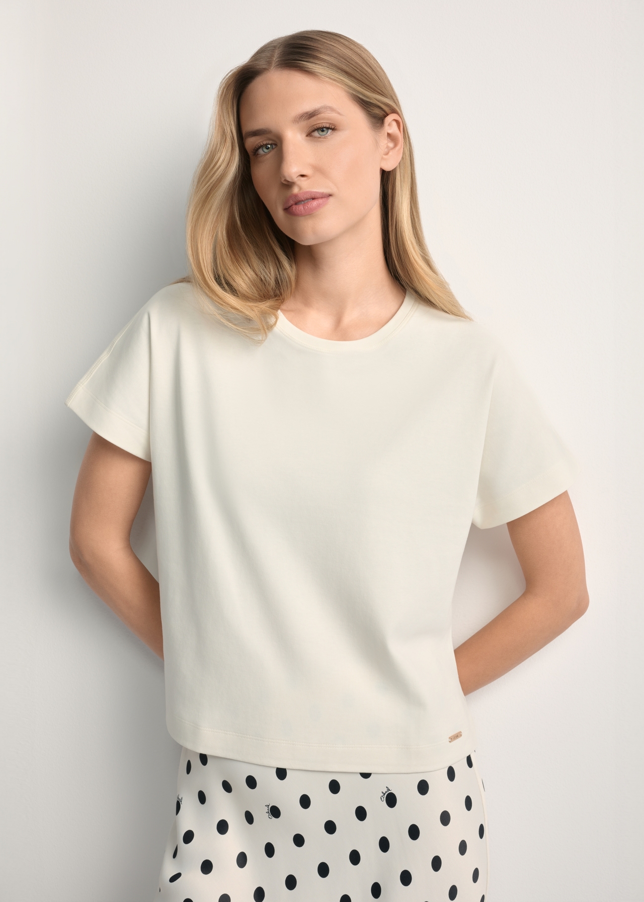 Kremowy t-shirt damski z bawełny merceryzowanej TSHDT-0154-0B(W26) -widok produktu z przodu, na jasnym tle. Widoczna połowa sylwetki.
