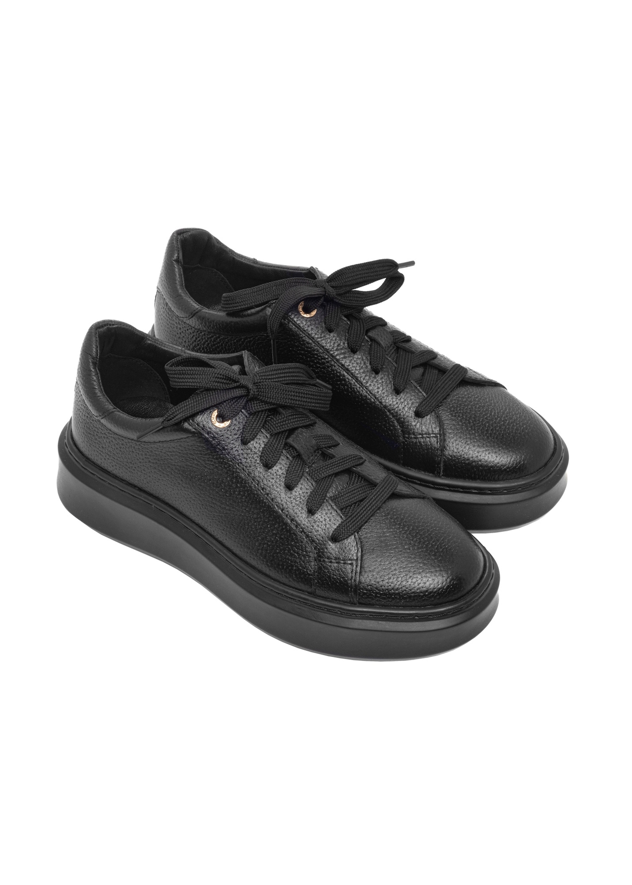 Skórzane buty damskie w kolorze czarnym BUTYD-1284-9I(Z26), widok produktu skosem na białym tle.
