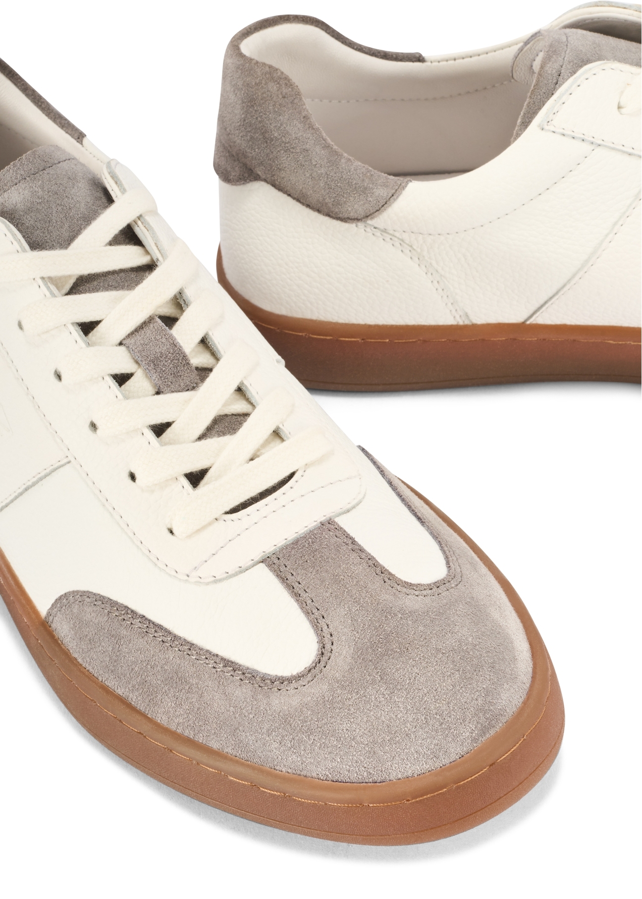 Skórzane męskie buty sportowe BUTYM-0487-0B(W26), zbliżenie na detal produktu na białym tle.