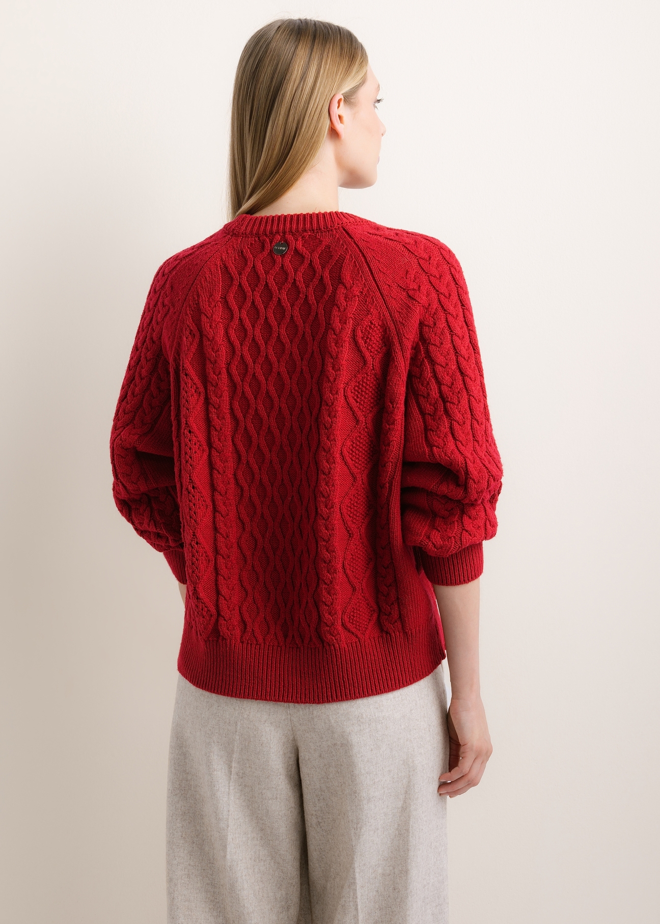 Ciemnoczerwony sweter damski SWEDT-0277-4C(Z26), widok produktu od tyłu na modelce. Widoczna połowa sylwetki.