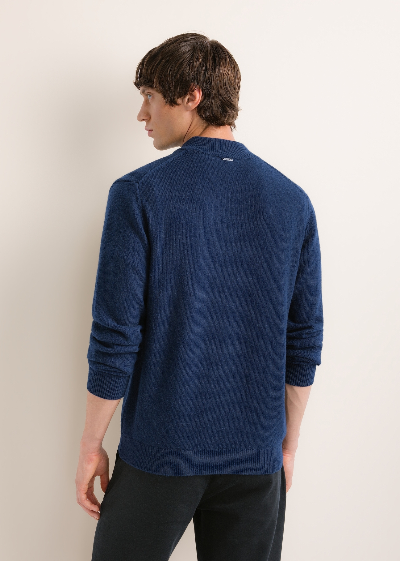 Ciemnogranatowy sweter męski z domieszką wełny SWEMT-0215-7E(Z26), widok produktu z tyłu na modelu. Widoczna połowa sylwetki.