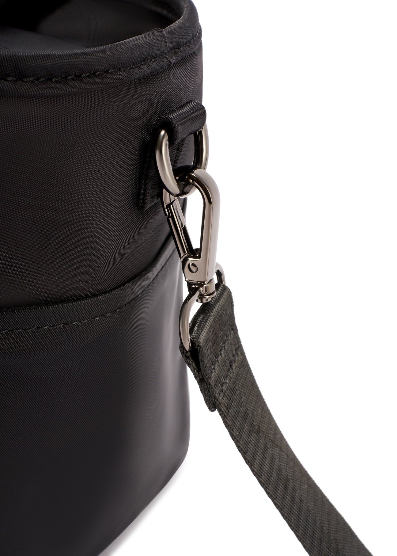 Czarna torebka typu lunchbox TOREN-0346-99(W26) - zbliżenie na detal, na białym tle.  