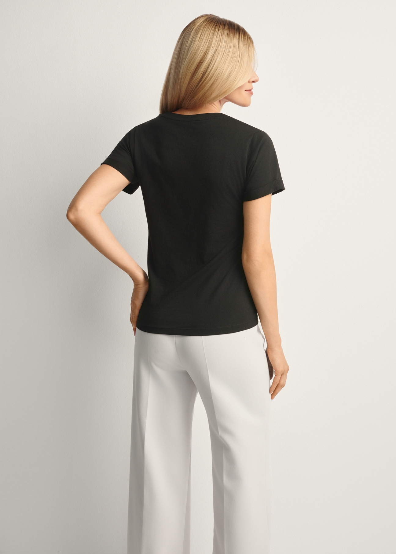 Czarny t-shirt damski TSHDT-0149-99(Z25), widok produktu tyłem na modelce, widoczna połowa sylwetki.