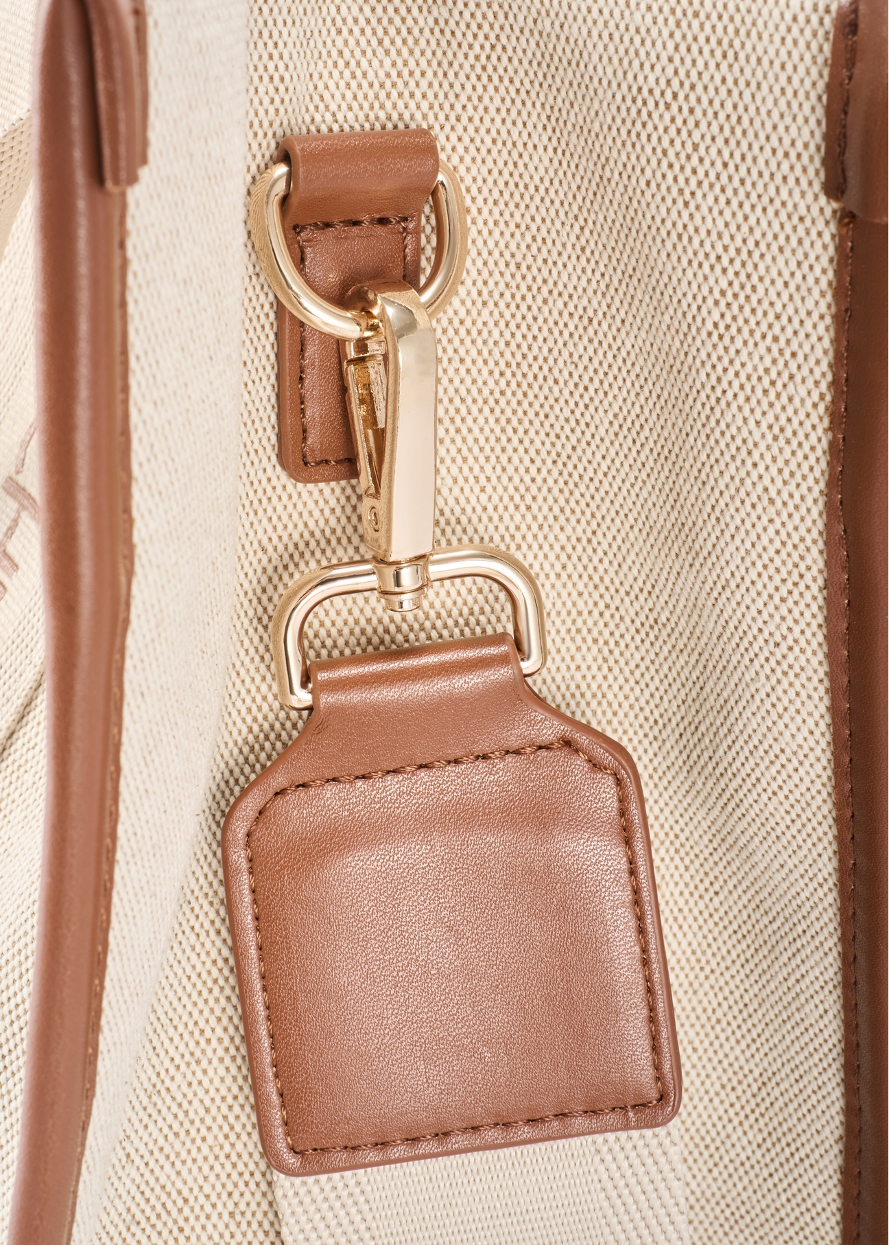 Beżowa damska torebka typu tote bag TOREN-0288A-1E(W26), zbliżenie na detal produktu na białym tle.