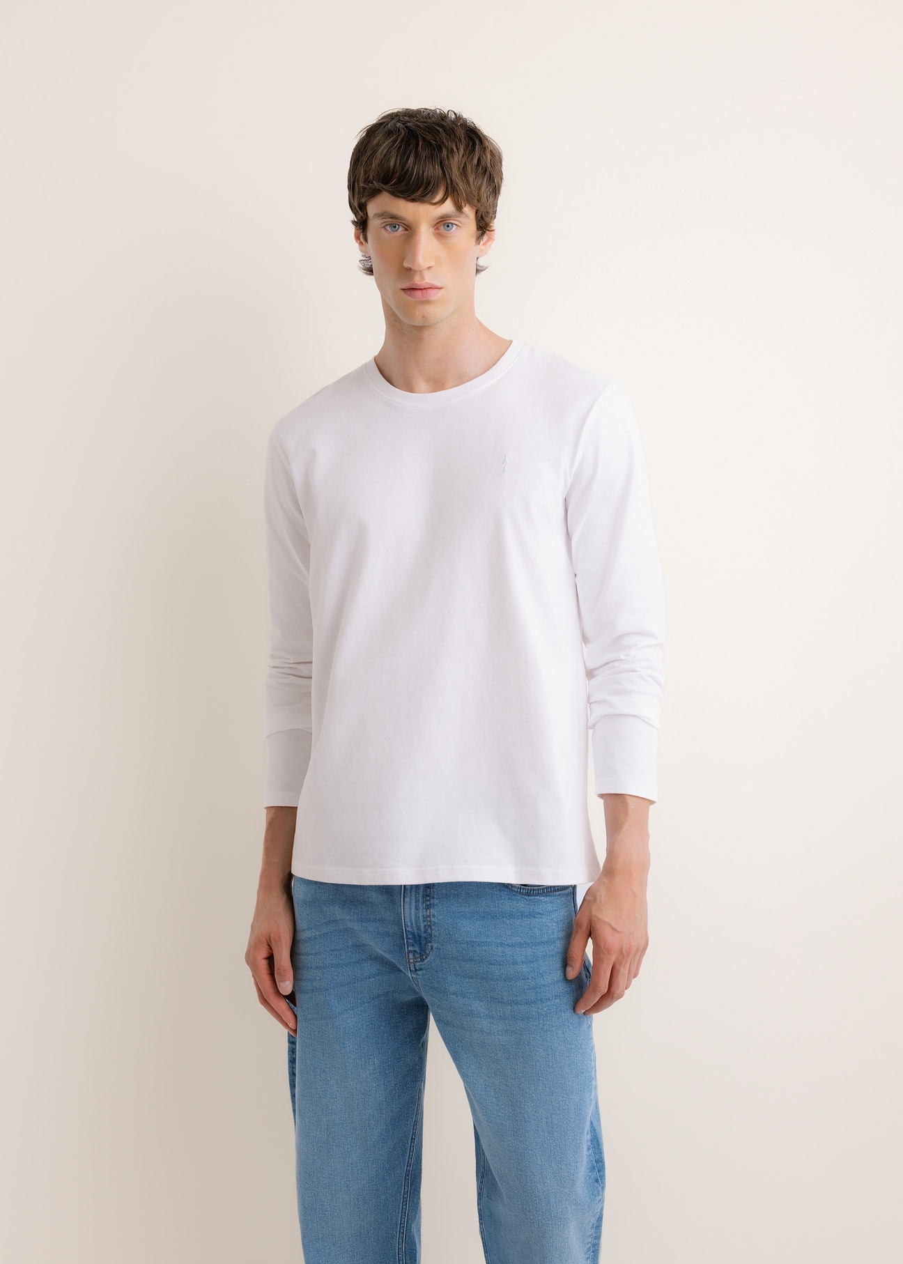 Biały bawełniany longsleeve męski LSLMT-0013-0A(Z26), widok produktu z przodu na modelu. Widoczna połowa sylwetki.