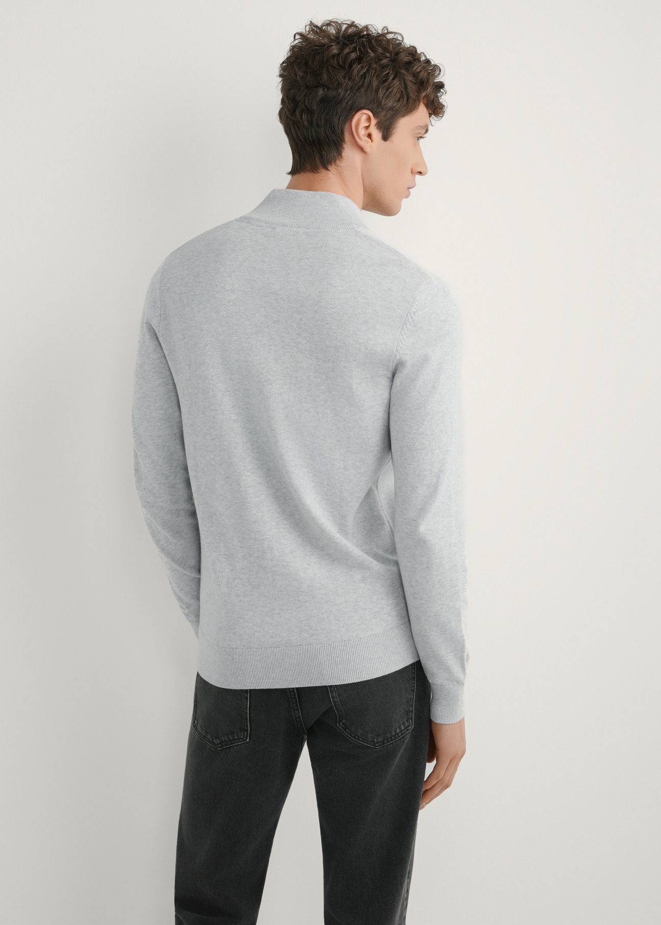 Jasnoszary sweter męski ze stójką SWEMT-0189-9A(W26) - widok produktu z tyłu, na modelu, na jasnym tle. Widoczna sylwetka do kolan.