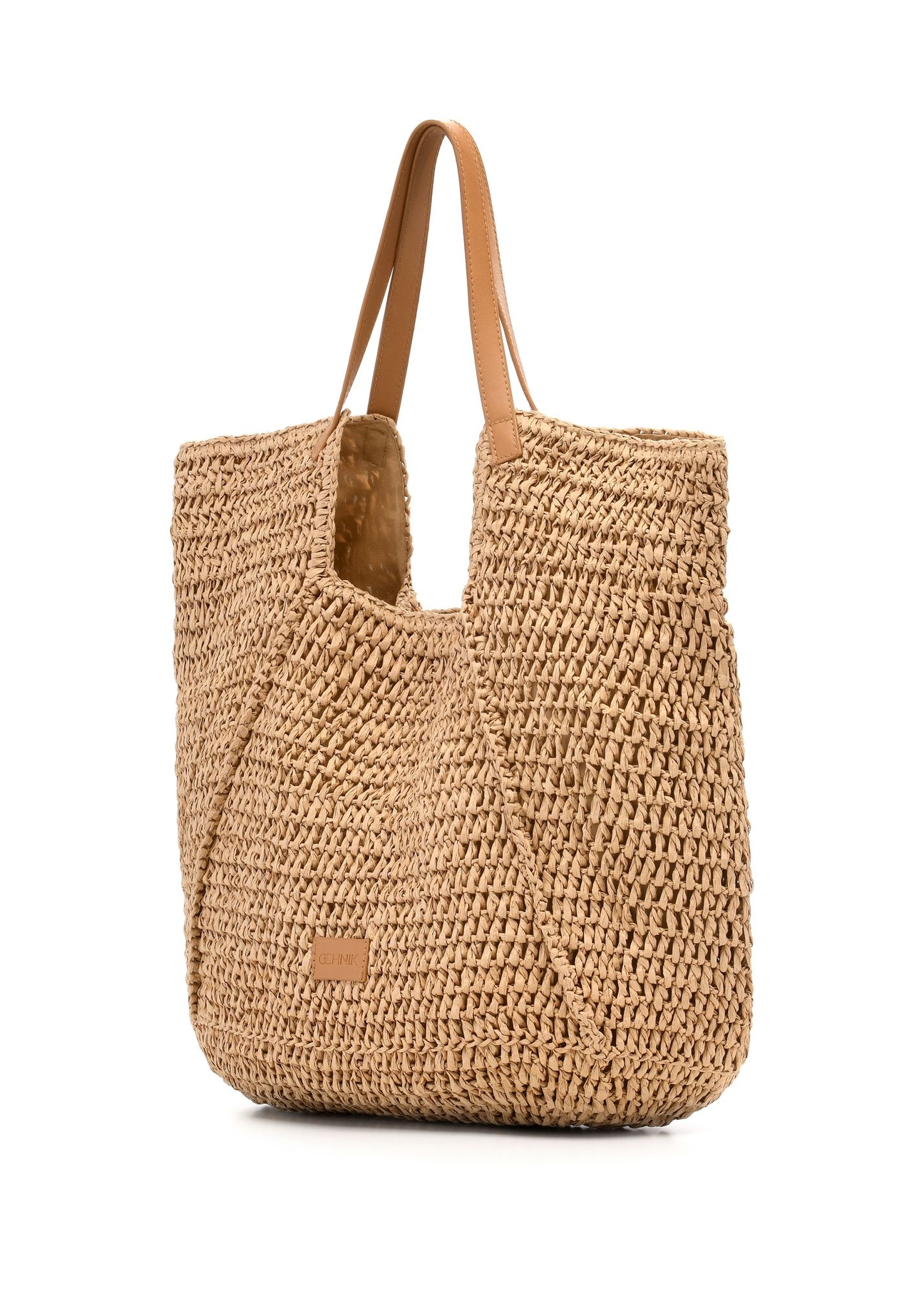 Beżowa słomkowa torebka shopper TOREC-1223-1E(W26) - widok produktu po skosie, na białym tle. 