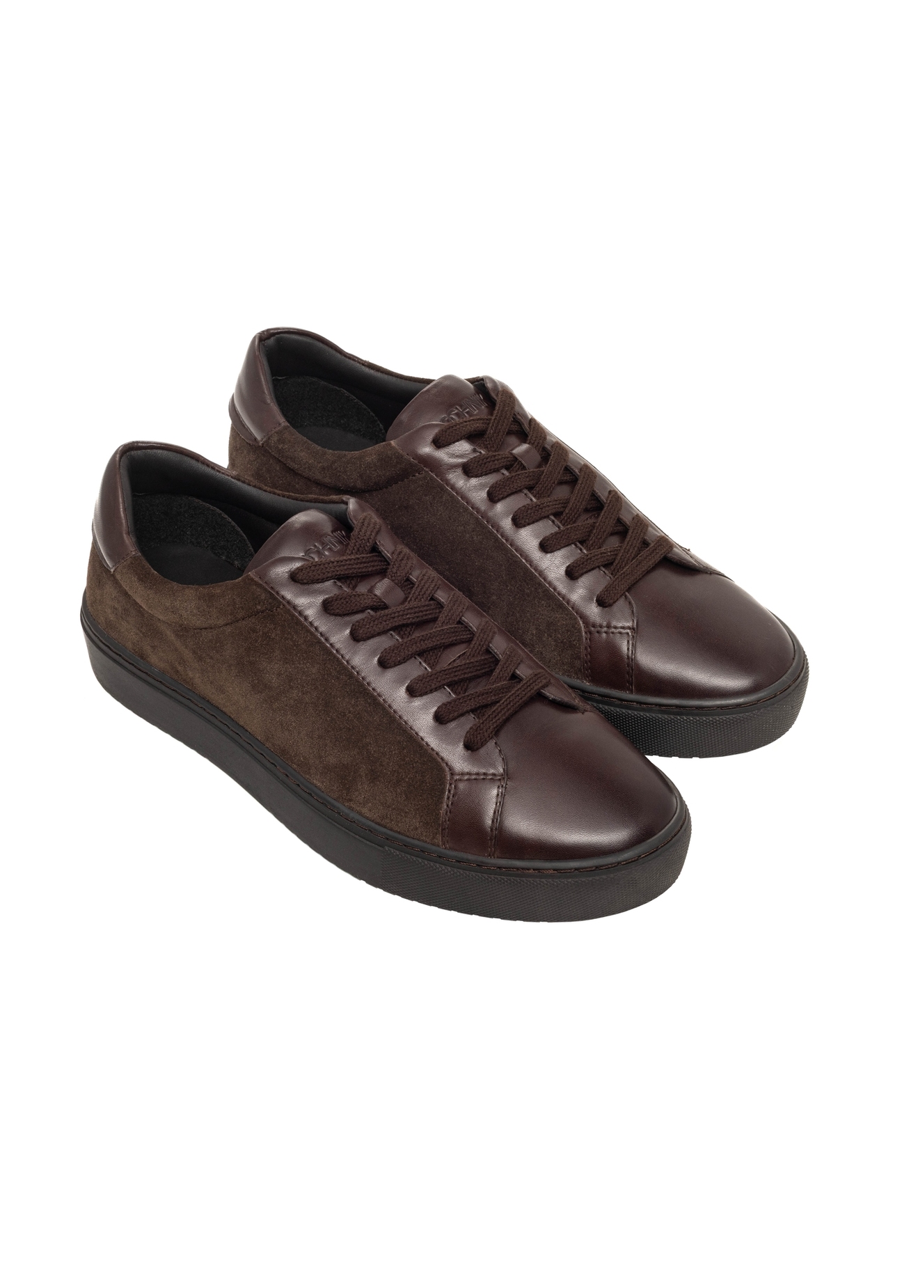 Ciemnobrązowe skórzane sneakersy męskie BUTYM-0544-1I(Z26), widok produktu skosem na białym tle.