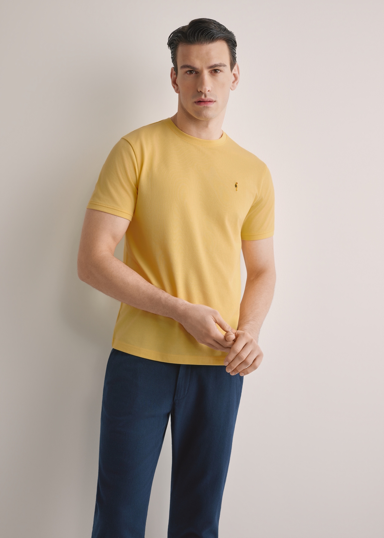 Żółty bawełniany t-shirt męski TSHMT-0136-2B(W26), widok produktu z przodu na modelu. Widoczna połowa sylwetki.