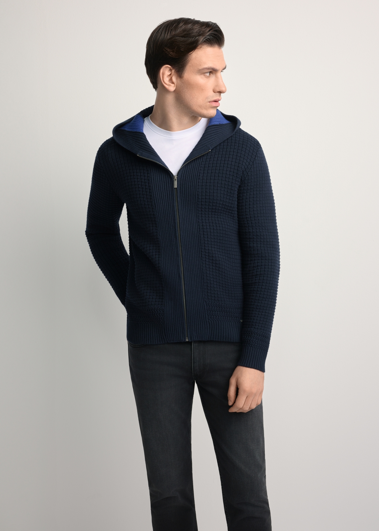 Granatowy sweter męski z kapturem SWEMT-0182-68(Z25), widok produktu z przodu na modelu. Widoczna połowa sylwetki.