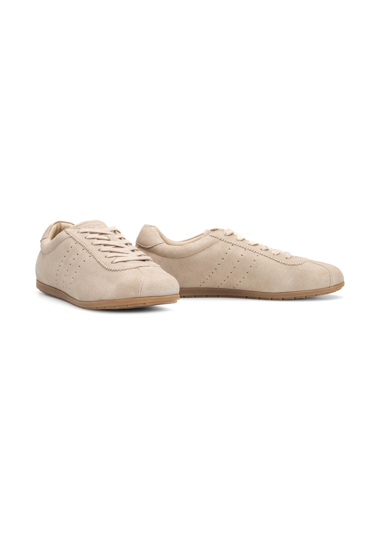 Beżowe zamszowe buty damskie BUTYD-1261-1A(W26), widok produktu skosem na białym tle.