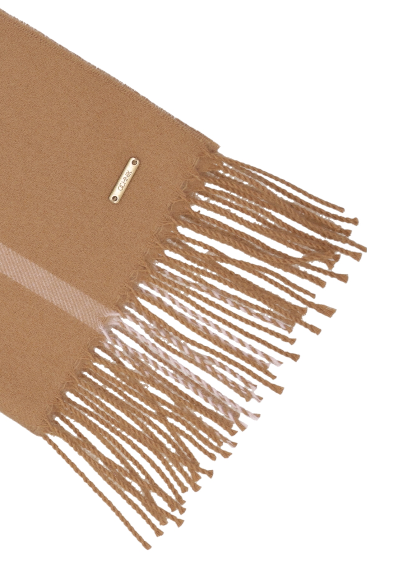Duży szalik damski w kolorze camel SZADT-0100-1L(Z26), zbliżenie na detal produktu na białym tle.