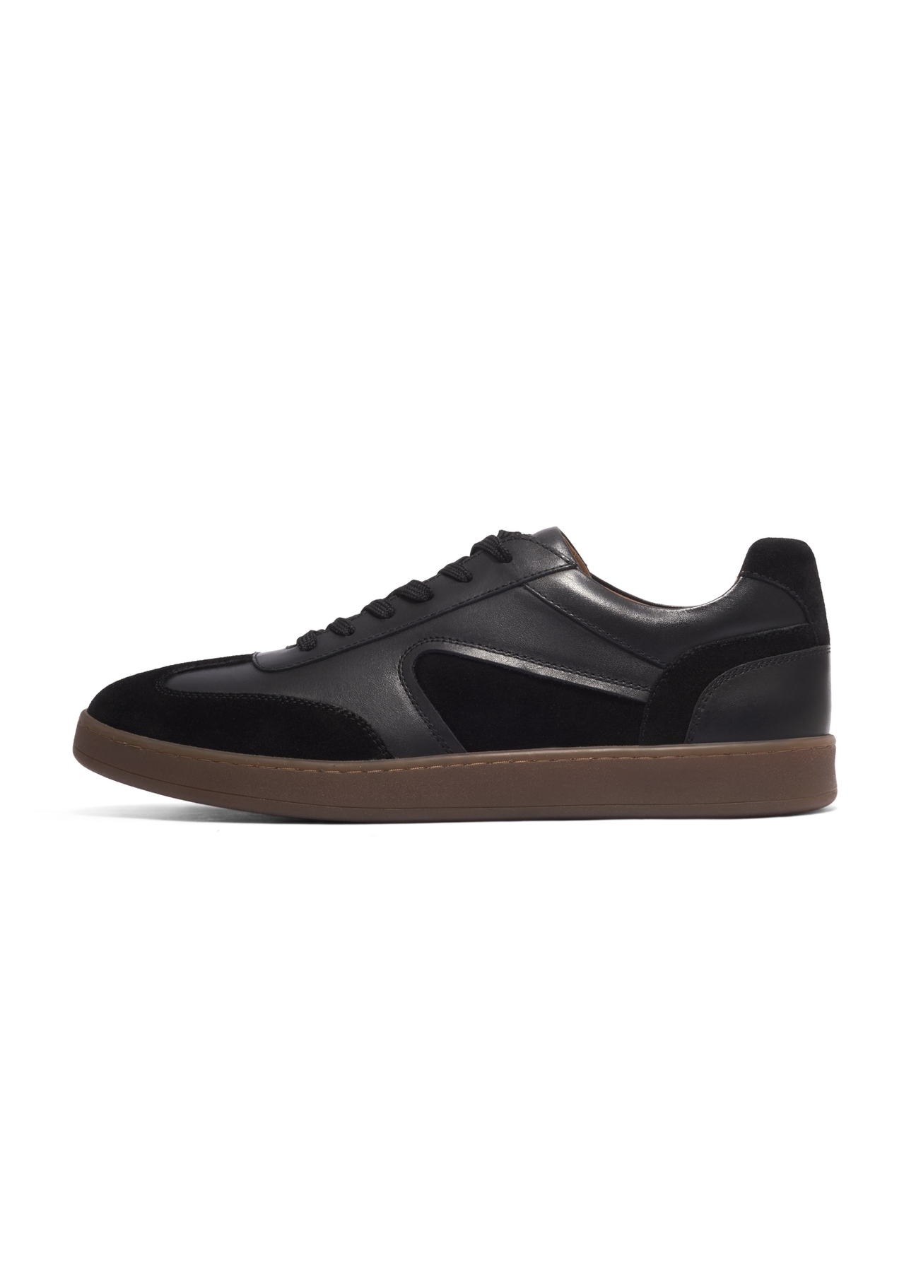 Czarne skórzane buty sportowe BUTYM-0573-9J(Z26), widok produktu z boku na białym tle.