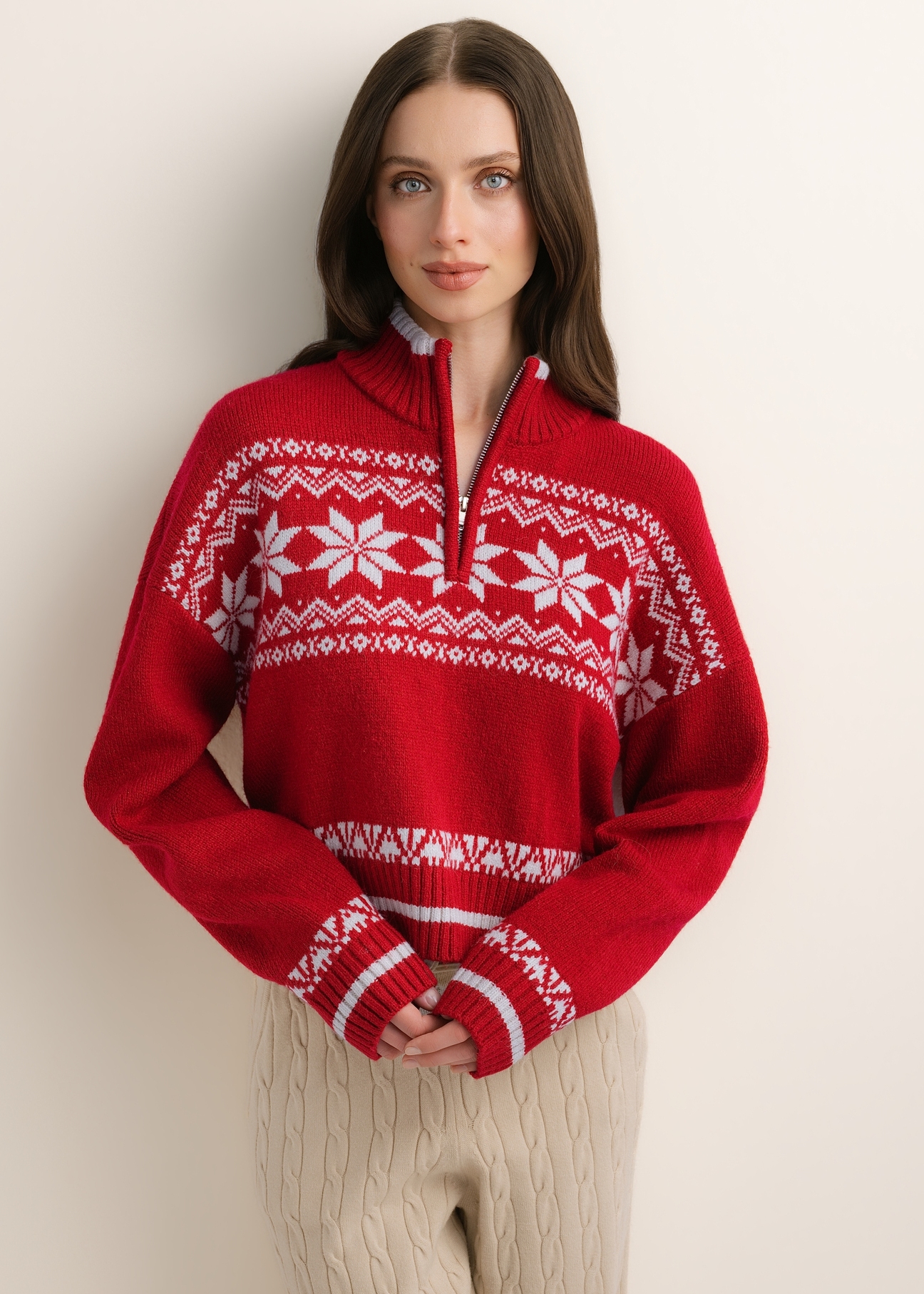 Czerwony sweter damski z norweskim wzorem SWEDT-0273-4B(Z26), widok produktu z przodu na modelce. Widoczna połowa sylwetki. 