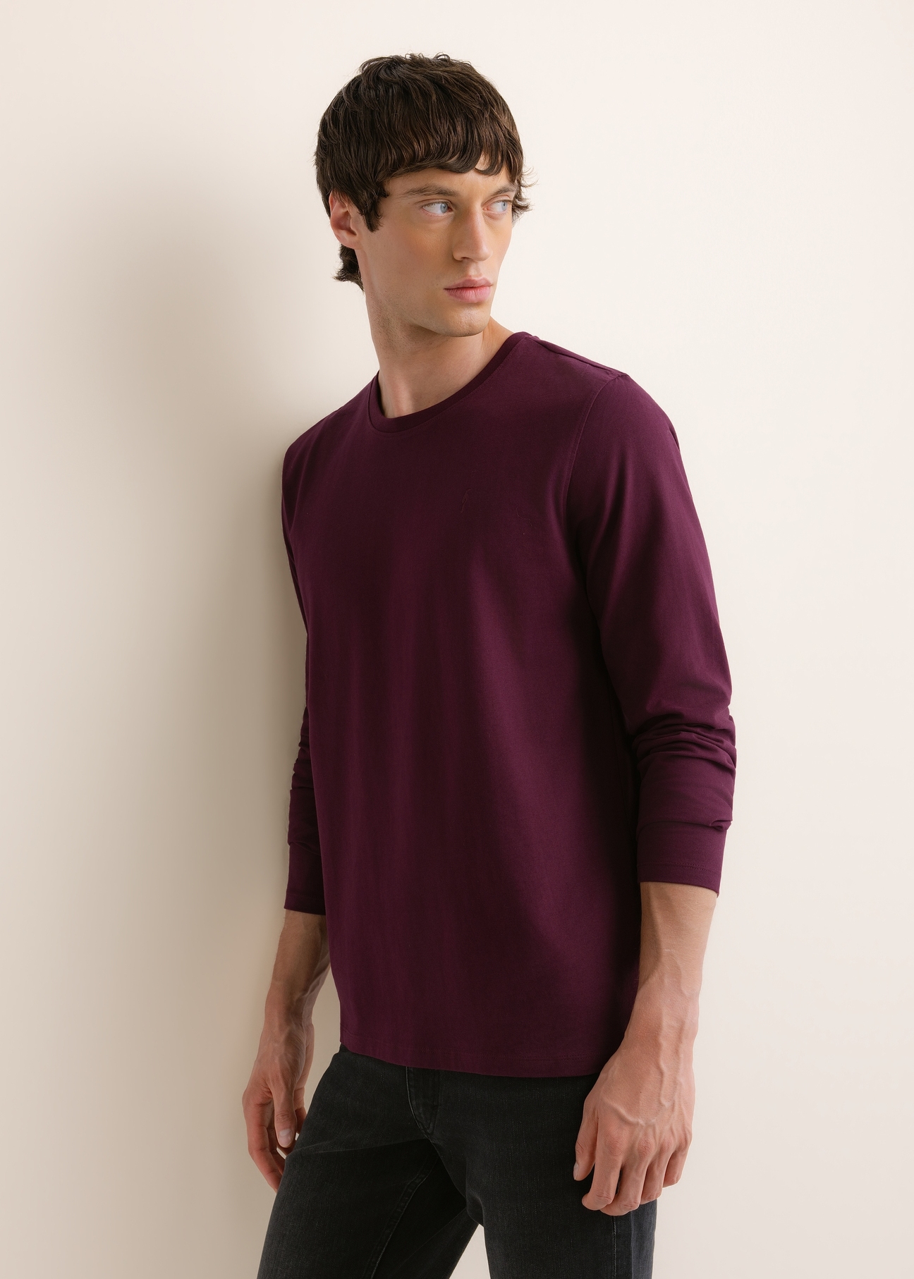 Bordowy bawełniany longsleeve męski LSLMT-0013-4D(Z26), widok produktu z boku na modelu. Widoczna połowa sylwetki.
