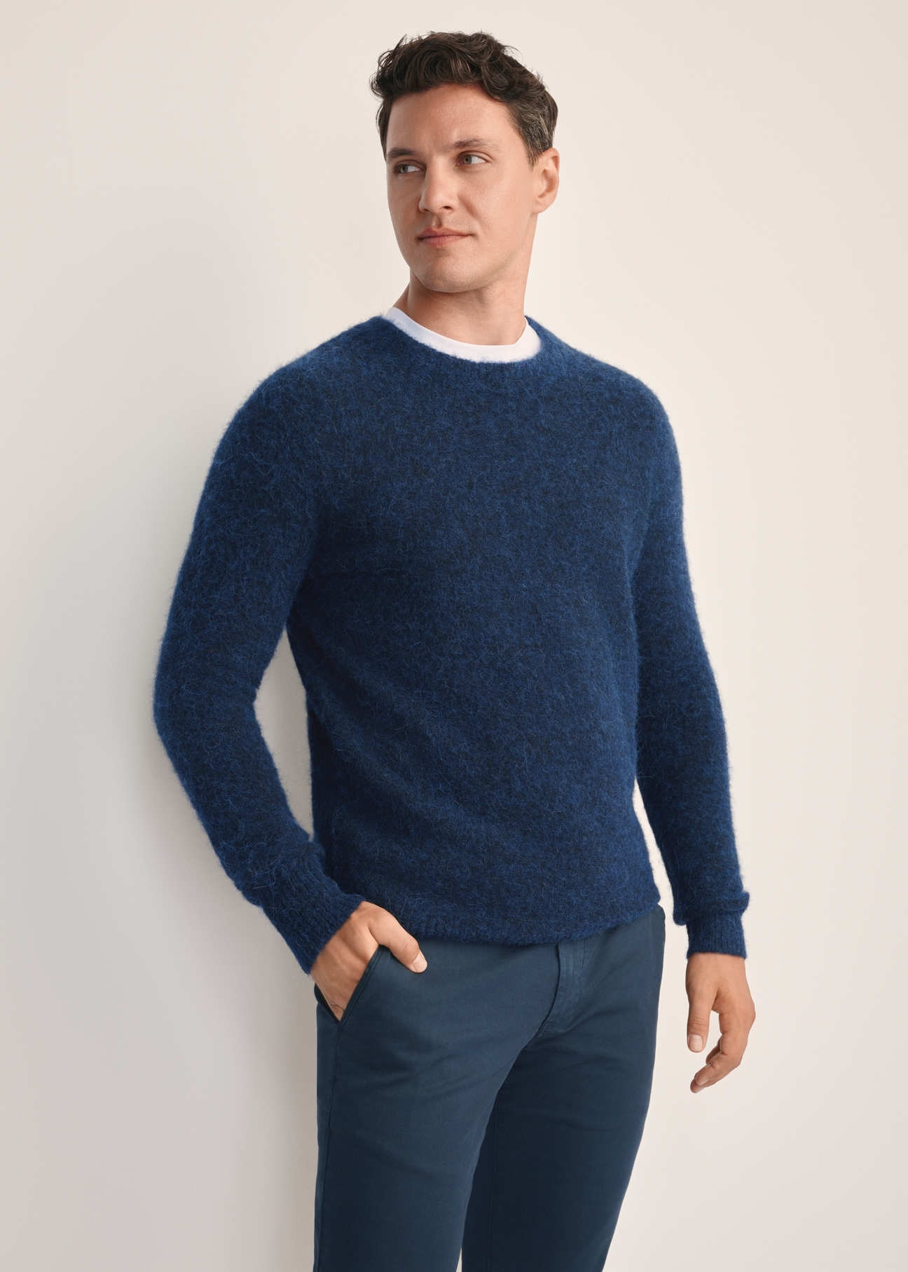 Granatowy sweter męski z wełną SWEMT-0171-68(Z25), widok produktu z przodu na modelu. Widoczna połowa sylwetki.
