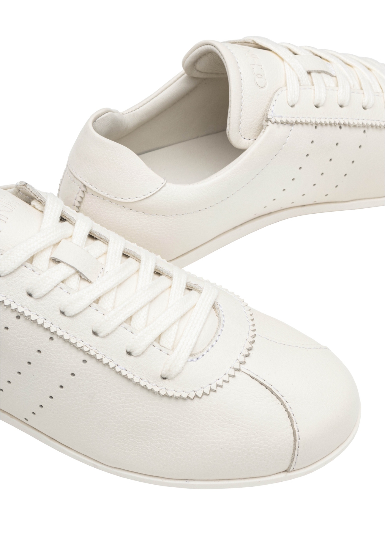 Kremowe skórzane buty damskie BUTYD-1261-0B(W26), zbliżenie na produkt na białym tle.