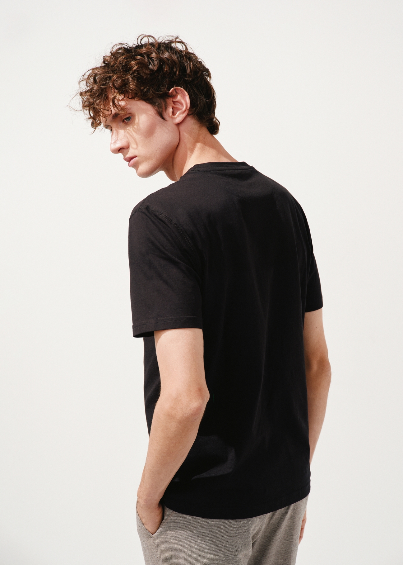 Czarny basic T-shirt męski z logo marki OCHNIK TSHMT-0102-99(W24)-02