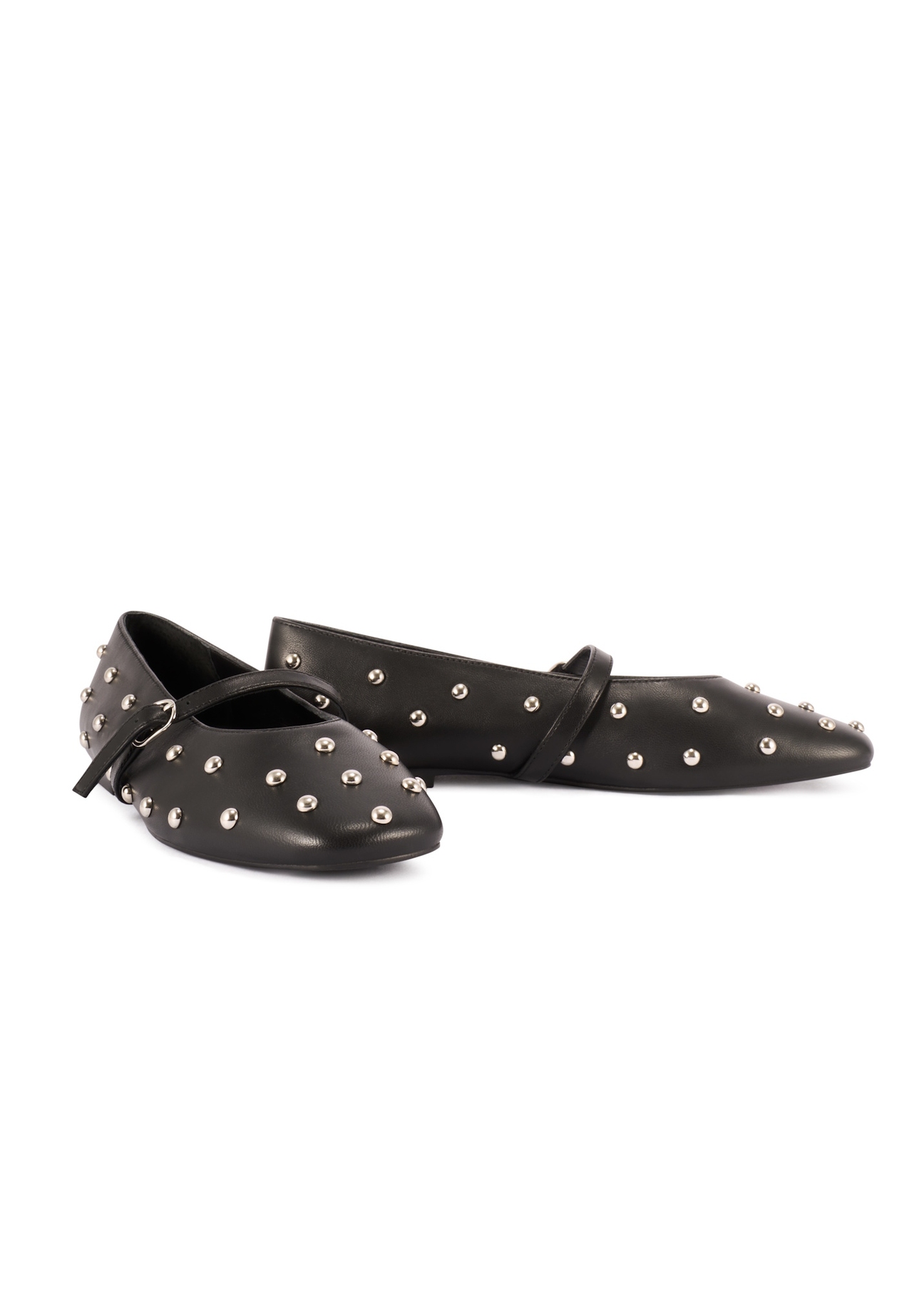 Czarne skórzane baleriny damskie z dżetami BUTYD-1235-99(W26), widok produktu skosem na białym tle.