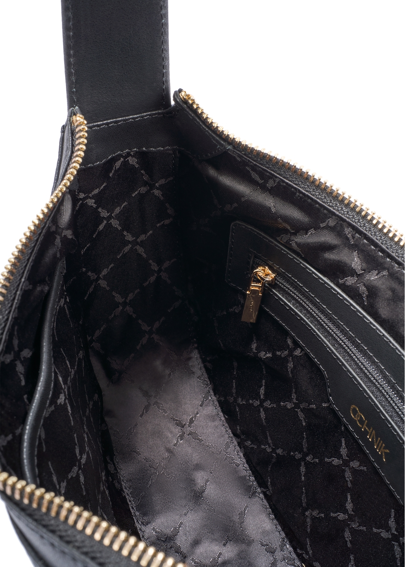 Czarna mała skórzana torebka damska TORES-1263-99(W26), zbliżenie na detal produktu, widok na białym tle.