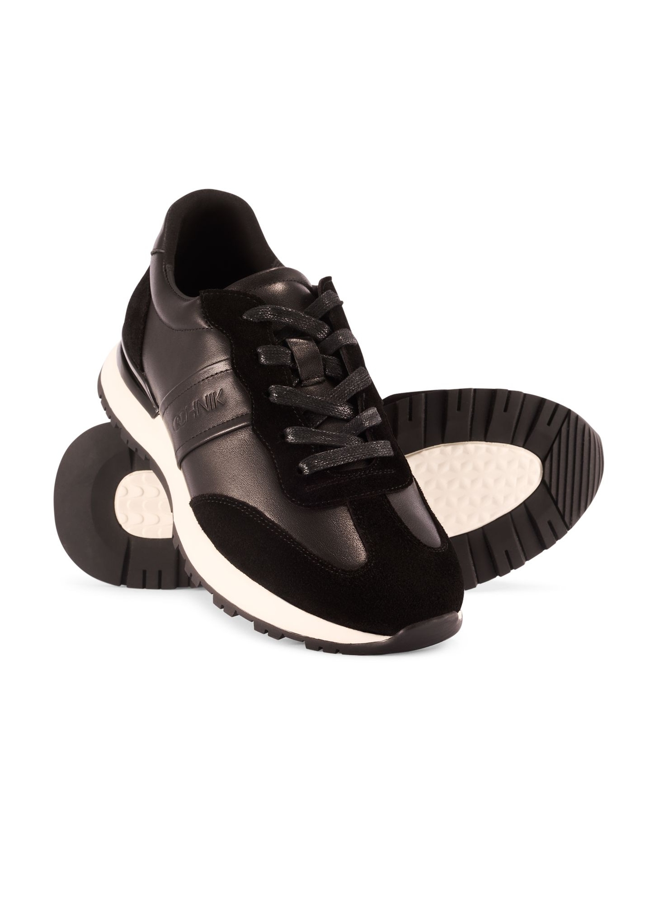 Czarne sportowe buty męskie BUTYM-0510-99(Z25) - widok produktu z góry, po skosie na białym tle.