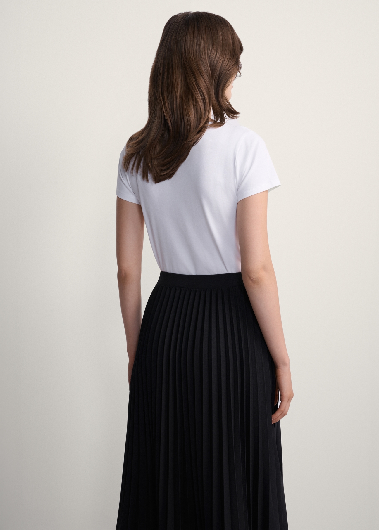 Biały T-shirt damski basic TSHDT-0111-11(KS), widok produktu z tyłu na modelce. Widoczna połowa sylwetki.