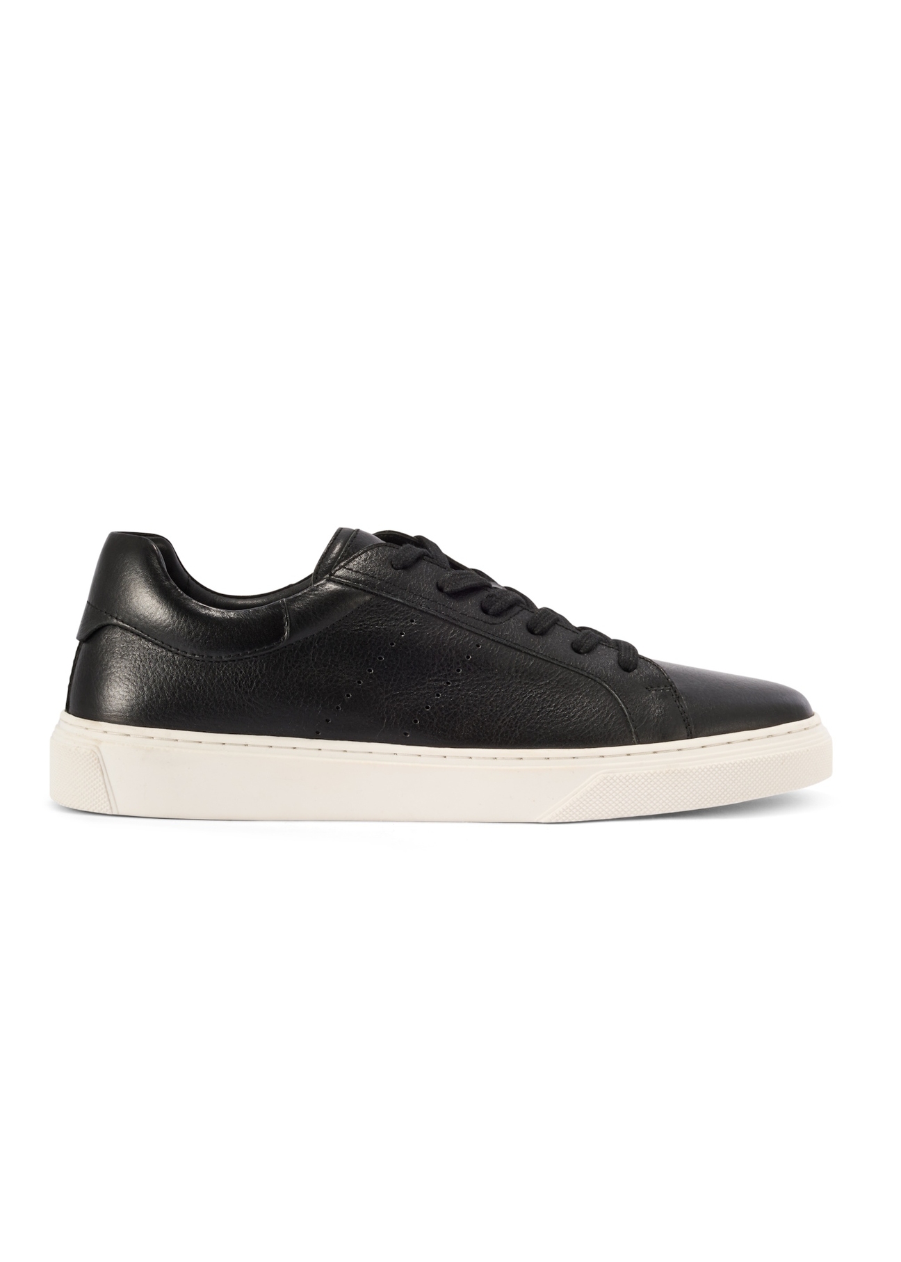 Czarne skórzane sneakersy męskie BUTYM-0486-99(W26), widok produktu z boku na białym tle.