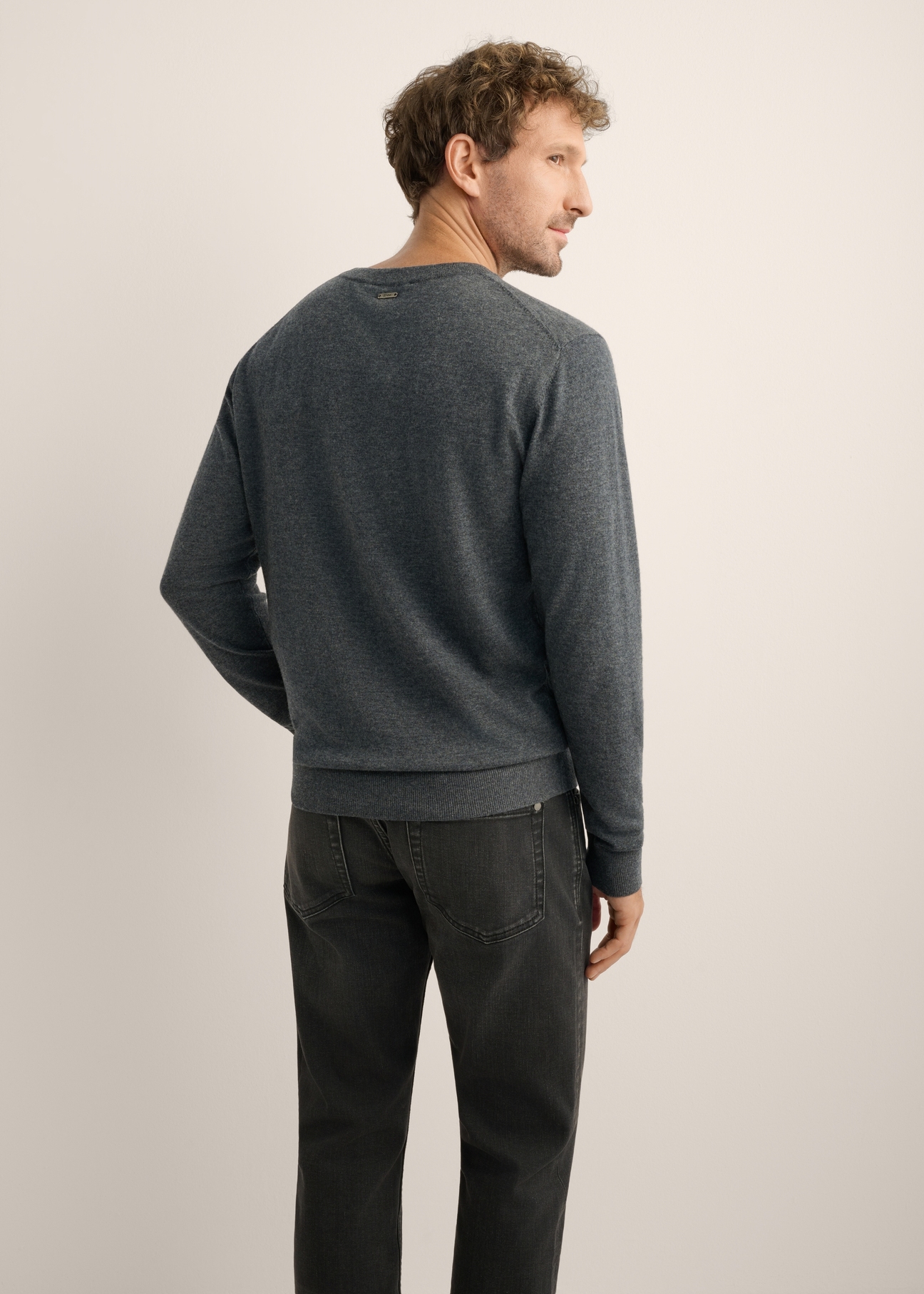 Dark navy blue wool men's sweater SWEMT-0200-7E(Z26). Widok produktu z tyłu na modelu. Widok połowa sylwetki.