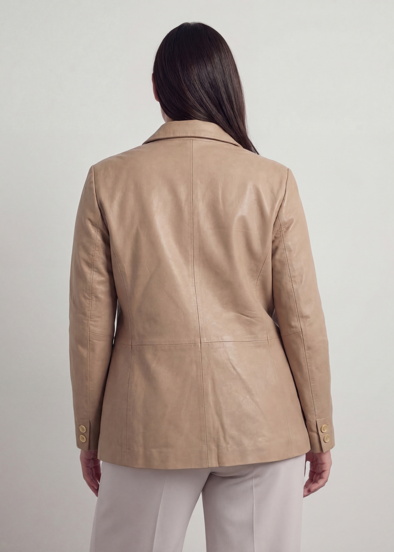 Beżowa skórzana marynarka damska PLUS SIZE KURDS-0645L-1B(W26), widok produktu od tyłu na modelce, widoczna połowa sylwetki.
