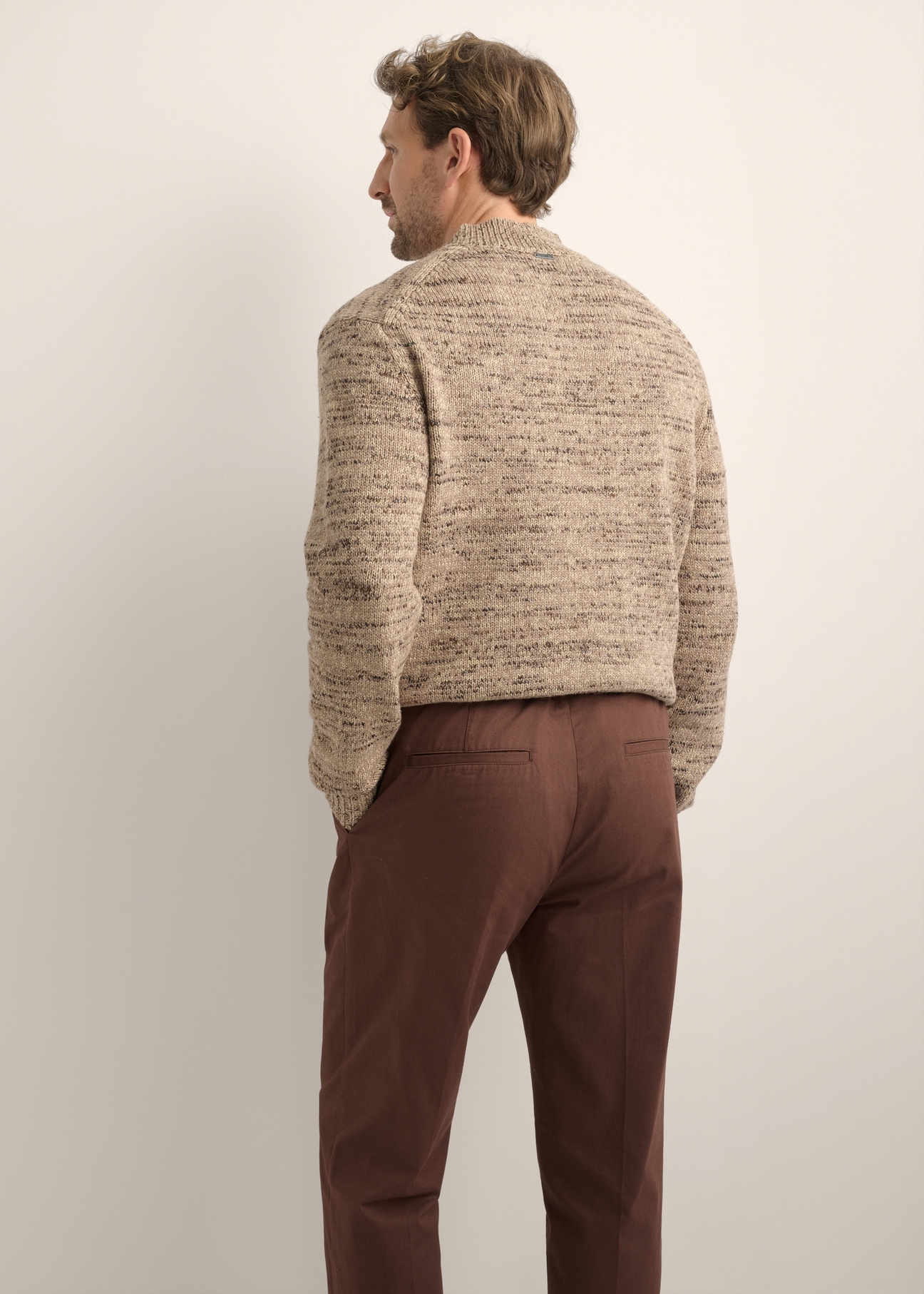 Brązowy sweter męski SWEMT-0194-1K(Z26), widok produktu od tyłu na modelu. Widoczna połowa sylwetki.