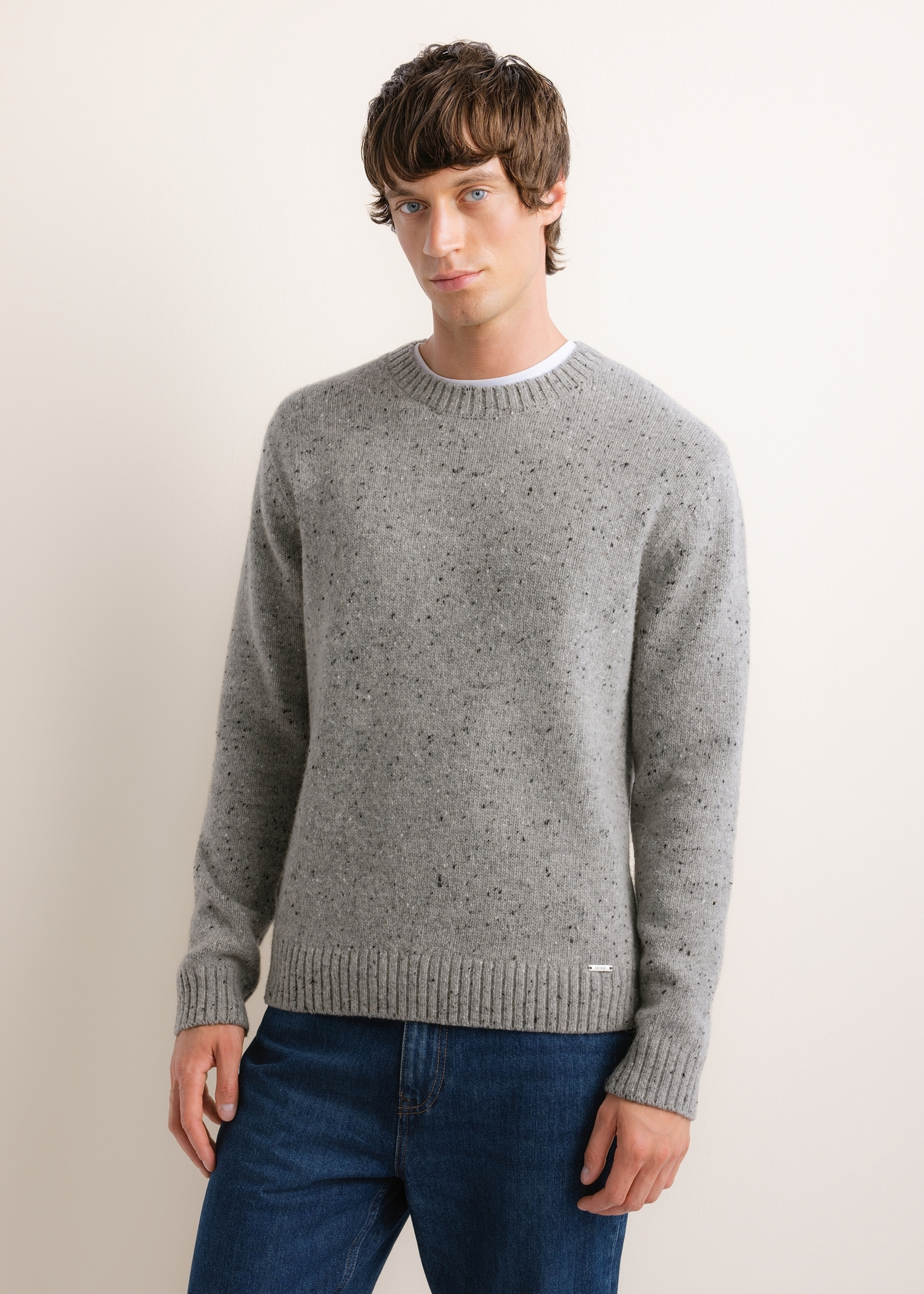 Jasnoszary sweter męski z wełną SWEMT-0173-9B(Z26), widok produktu z przodu na modelu. Widoczna połowa sylwetki.