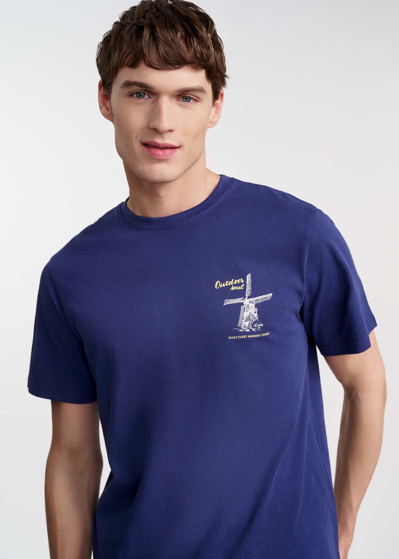 Granatowy bawełniany t-shirt z nadrukiem TSHMT-0125-69(W25)-01