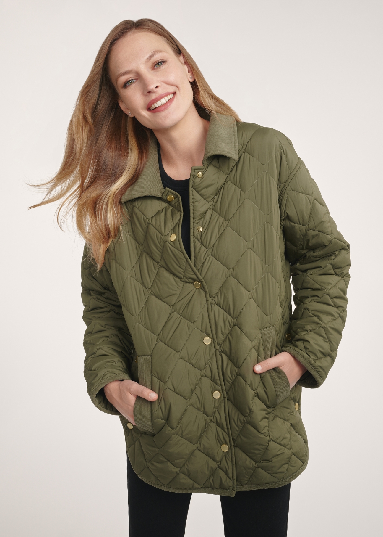 Kurtka damska z kołnierzem w kolorze khaki KURDT-0596-55(Z25), widok produktu z przodu na modelce. Widoczna połowa sylwetki.