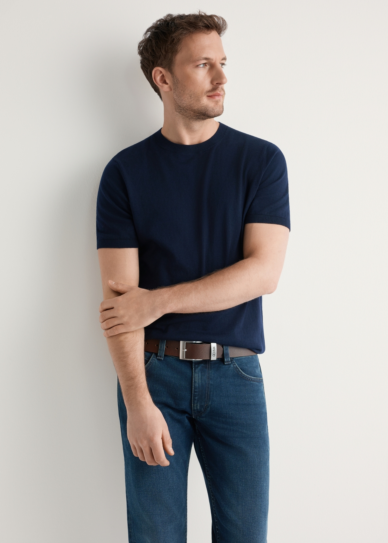 Granatowy T-shirt męski z jedwabiem TSHMT-0138-7E(W26), widok produktu od przodu na modelu, widoczna połowa sylwetki.