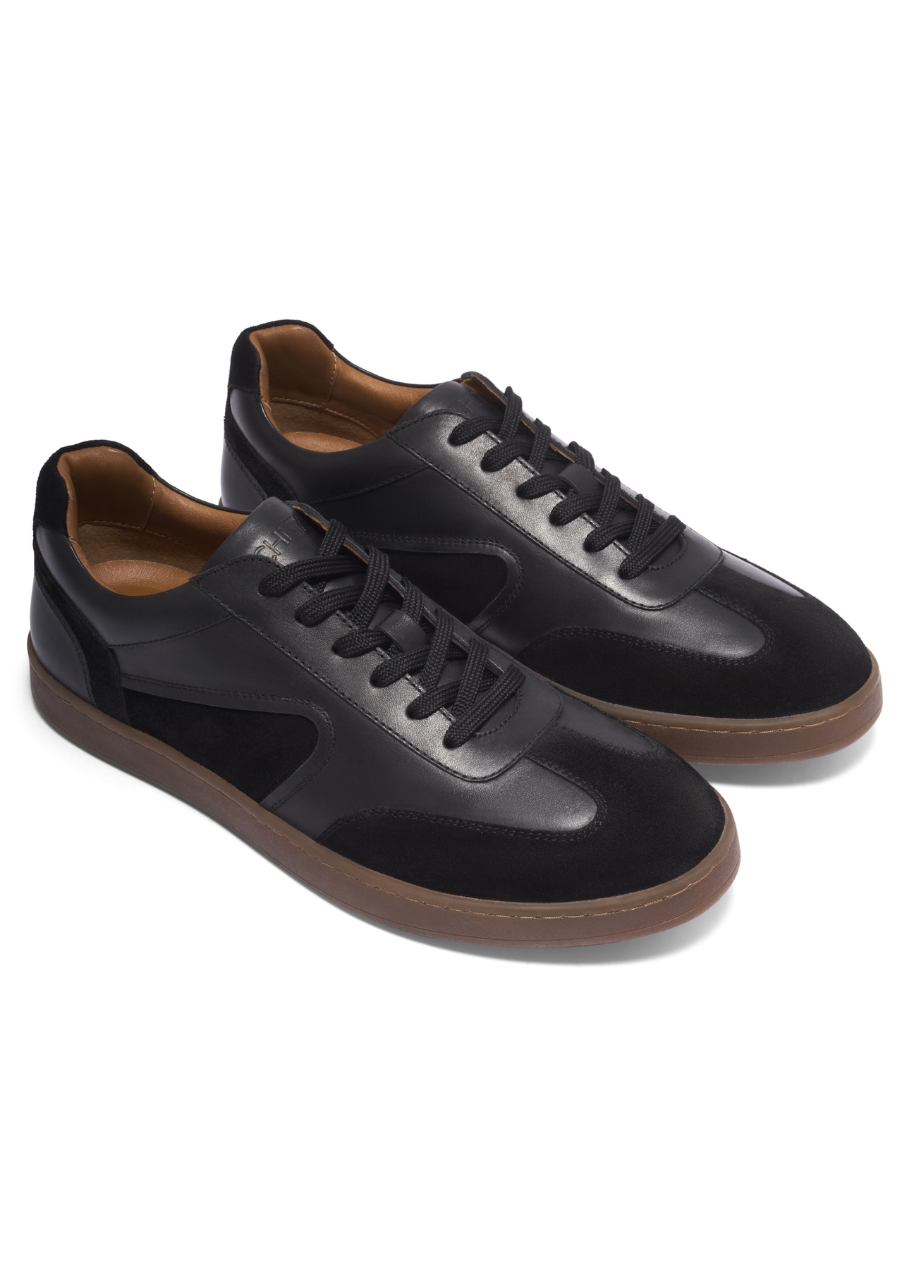 Czarne skórzane buty sportowe BUTYM-0573-9J(Z26), widok produktu skosem na białym tle.