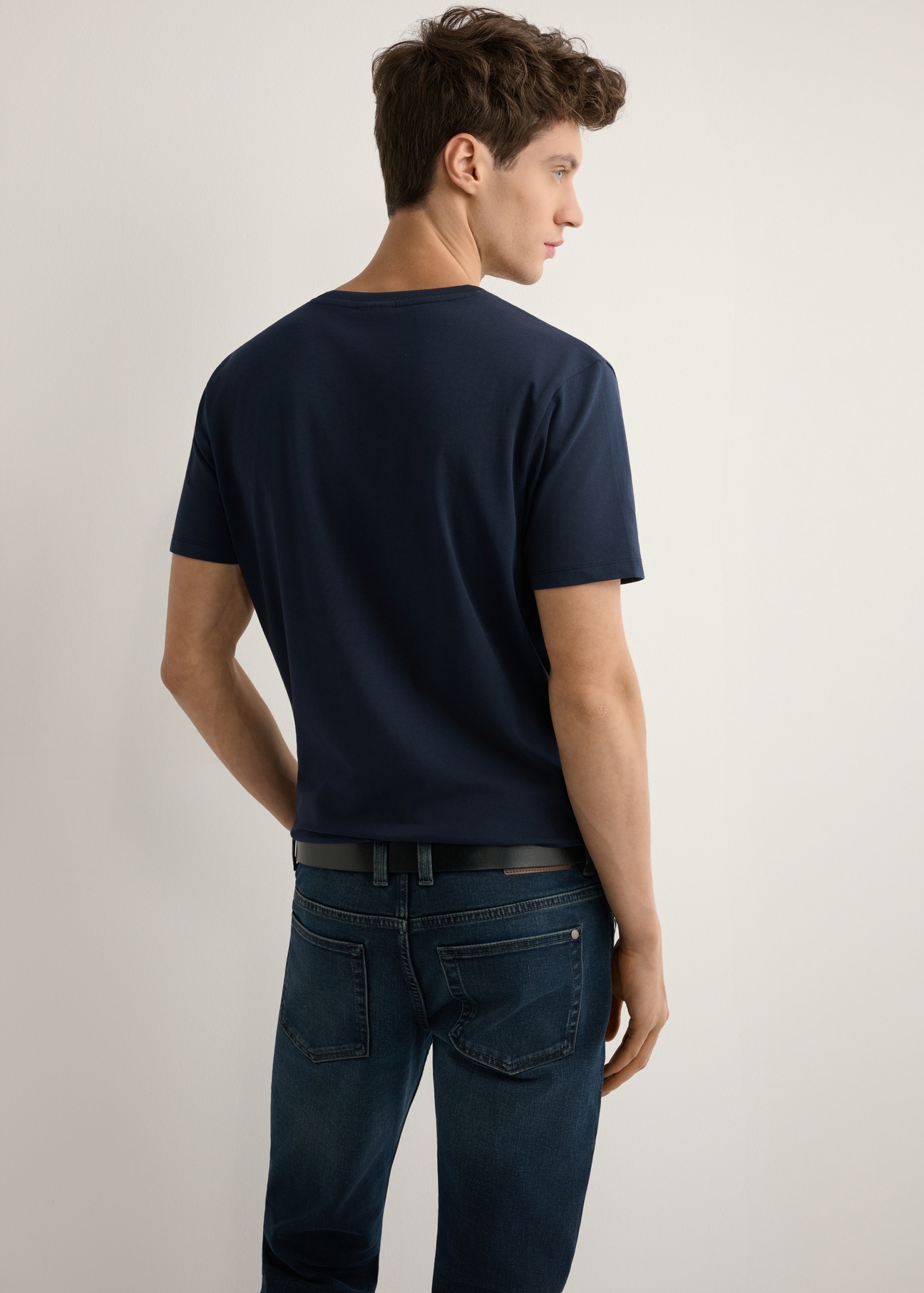 Granatowy T-shirt męski TSHMT-0120-7E(W26), widok produktu z tyłu na modelu. Widoczna połowa sylwetki.