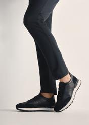 Czarne sportowe buty męskie BUTYM-0510-99(Z25), widok produktu na stopach modela na jasnym tle.