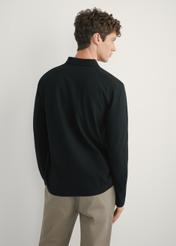 Czarny longsleeve męski z kołnierzykiem LSLMT-0011-99(W26), widok produktu z tyłu na modelu. Widoczna połowa sylwetki.