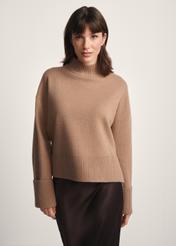 Camelowy sweter damski z wełny SWEDT-0244-24(Z25), widok produktu z przodu na modelce. Widoczna połowa sylwetki.