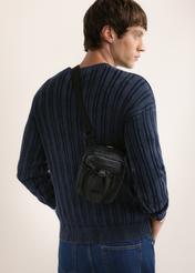 Miejska torba męska crossbody TORMN-0428-99(Z26), widok produktu z przodu na modelu. Widoczna połowa sylwetki. 