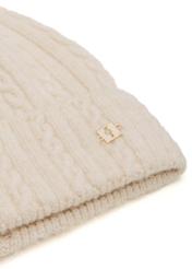 Kremowa czapka damska z warkoczami CZADT-0170-16(Z25), zbliżenie na detal produktu na białym tle.