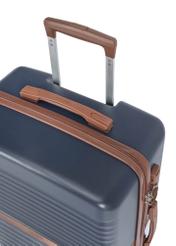Walizka średnia na kółkach WALAB-0084-7D-24(W26), widok rączki produktu na białym tle.