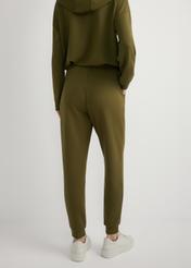 Spodnie damskie w kolorze khaki SPODT-0108-8D(W26), widok produktu z tyłu na modelce. Widoczna połowa sylwetki.