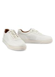 Skórzane sneakersy męskie w kolorze białym BUTYM-0484-0B(W26), widok produktu skosem na białym tle.