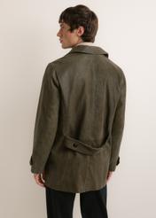 Skórzany płaszcz męski w kolorze khaki KURMS-0409A-8D(Z26), widok produktu z tyłu na modelu. Widoczna połowa sylwetki.