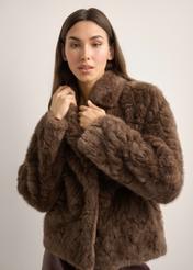 Brązowe krótkie futro damskie FUTDP-0058-1H(Z26), widok produktu od przodu na modelce. Widoczna połowa sylwetki.