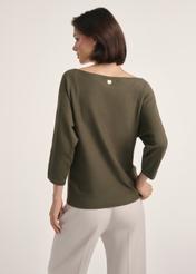Bluzka damska w kolorze khaki BLUDT-0178-54(Z25), produkt widoczny od tyłu na modelce, widoczne pół sylwetki.