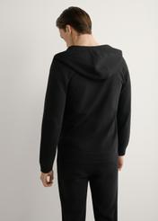 Czarna bluza męska z suwakiem BLZMT-0078-99(W26), widok produktu z tyłu na modelu. Widoczna połowa sylwetki.